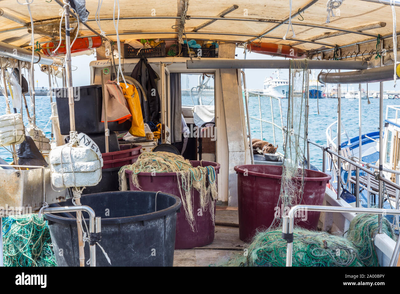 El interior del barco de pesca, en el lado derecho de la embarcación, los  instrumentos de pesca, la industria pesquera, la cabina se oxiden  Fotografía de stock - Alamy