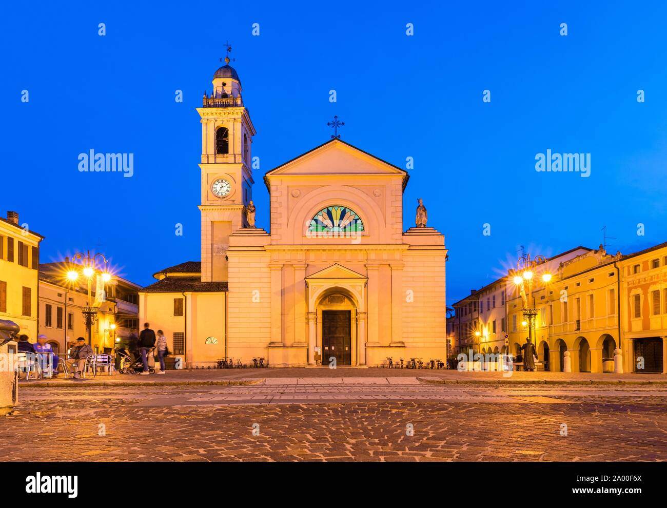 La Iglesia de Santa Maria Nascente, ubicación de las películas de Don Camillo y Peppone, Brescello, provincia de Reggio Emilia, Emilia-Romaña, Italia Foto de stock