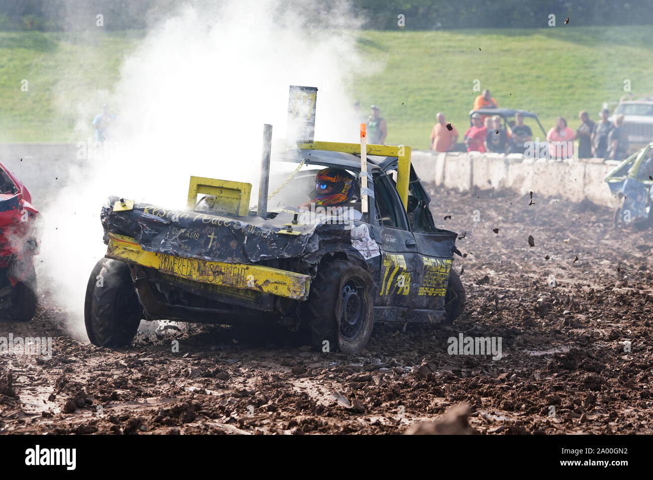 Hollywood Motorsports celebró su evento Demolition Derby Paws a la causa para ayudar a recaudar fondos para las sociedades humanas, Oshkosh, Wisconsin. Foto de stock