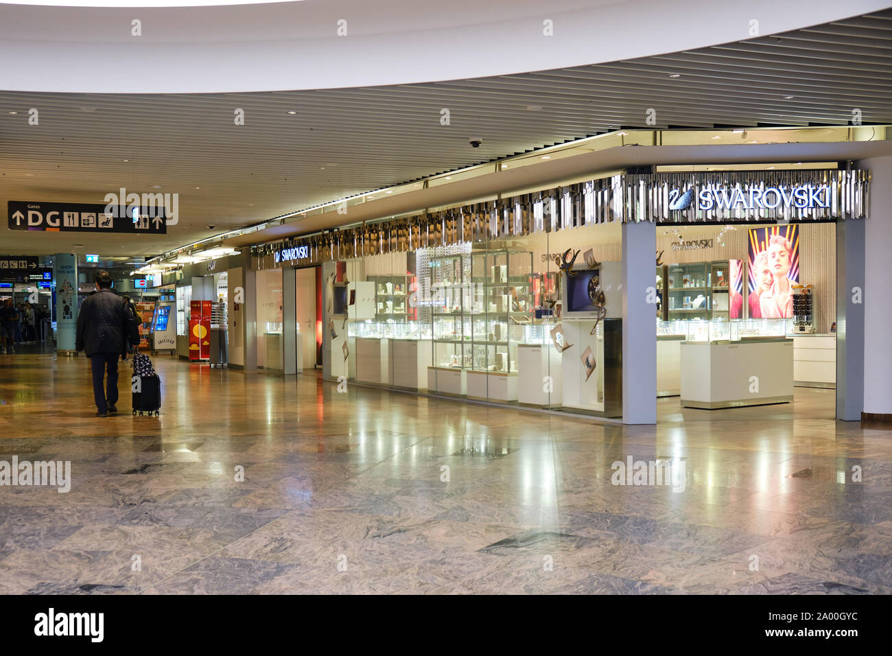 Schwechat, Austria - 15 de septiembre de 2019: cristales Swarovski joyería  en el Aeropuerto Internacional de Viena (VIE Fotografía de stock - Alamy