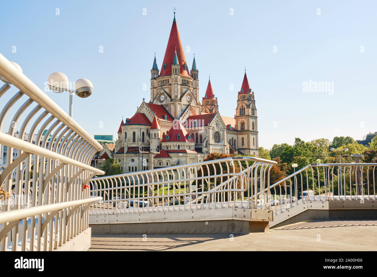 La Iglesia de San Francisco de Asís en Viena (Wien), Austria, en la cálida tarde luz - vista desde el puente del Danubio. Foto de stock