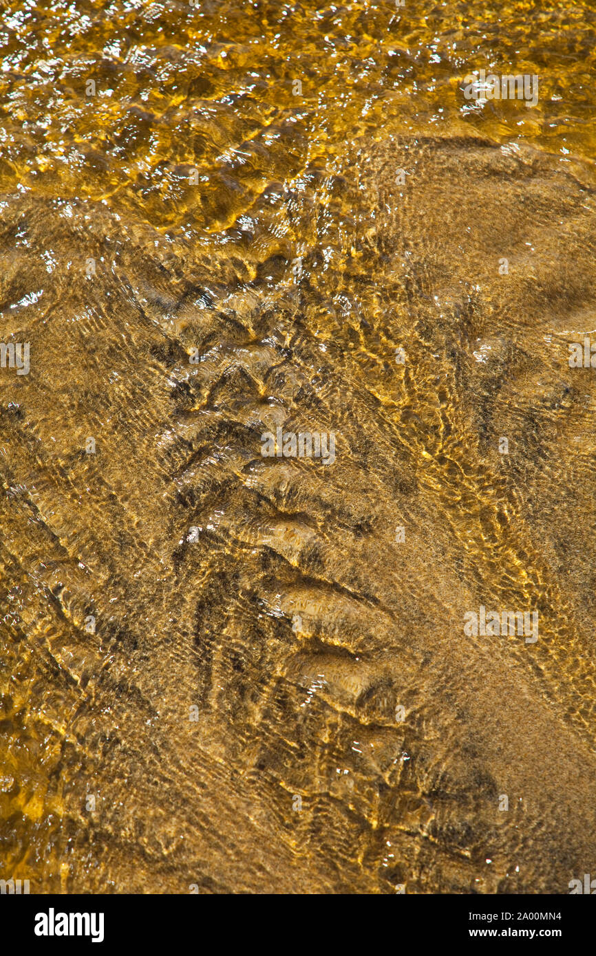 Detalles de arena y agua (Arena y características del agua). Playa Dail Beag Playa. La Isla de Lewis. Outer Hebrides. Escocia, Reino Unido Foto de stock
