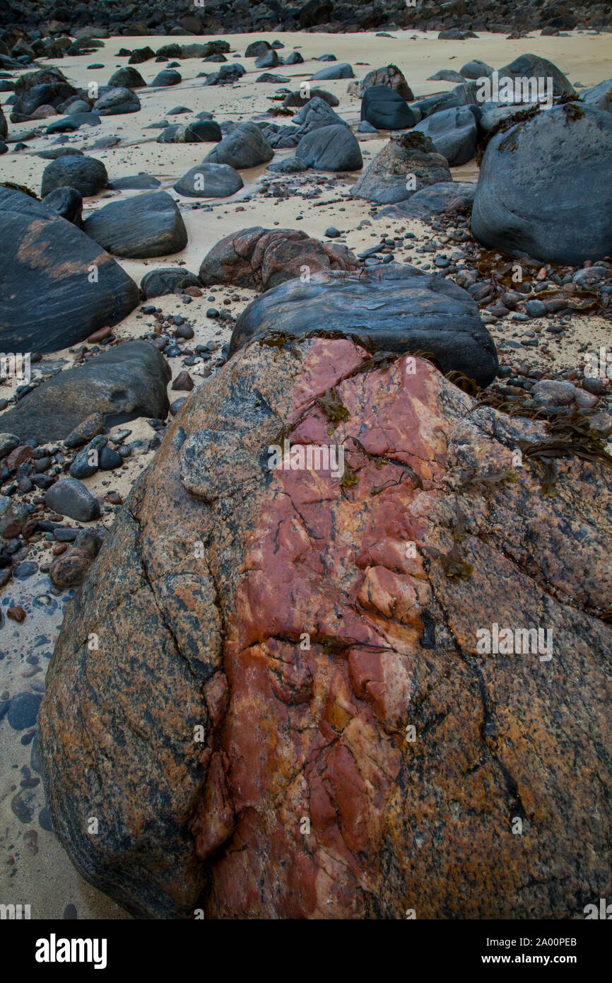 Diseños de agua y roca (piedras y características del agua). Playa Dail Beag Playa. La Isla de Lewis. Outer Hebrides. Escocia, Reino Unido Foto de stock