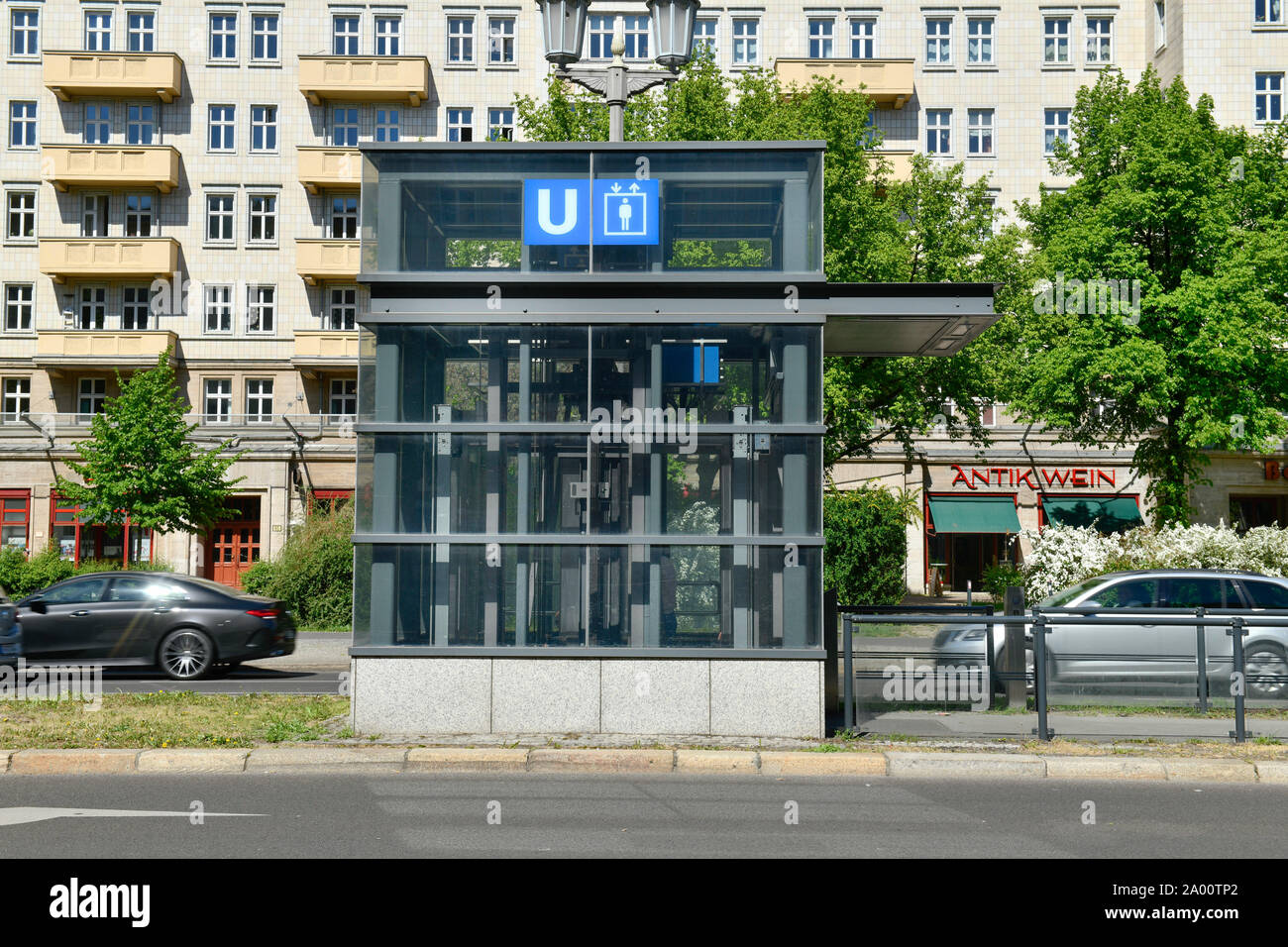U-Bahn-Aufzug, Karl-Marx-Allee, Friedrichshain, Berlín, Alemania Foto de stock