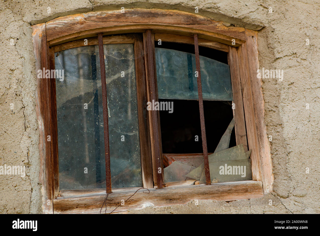 Alquería, viejo, una ventana rota, Buchhofen, Baviera, Alemania Foto de stock
