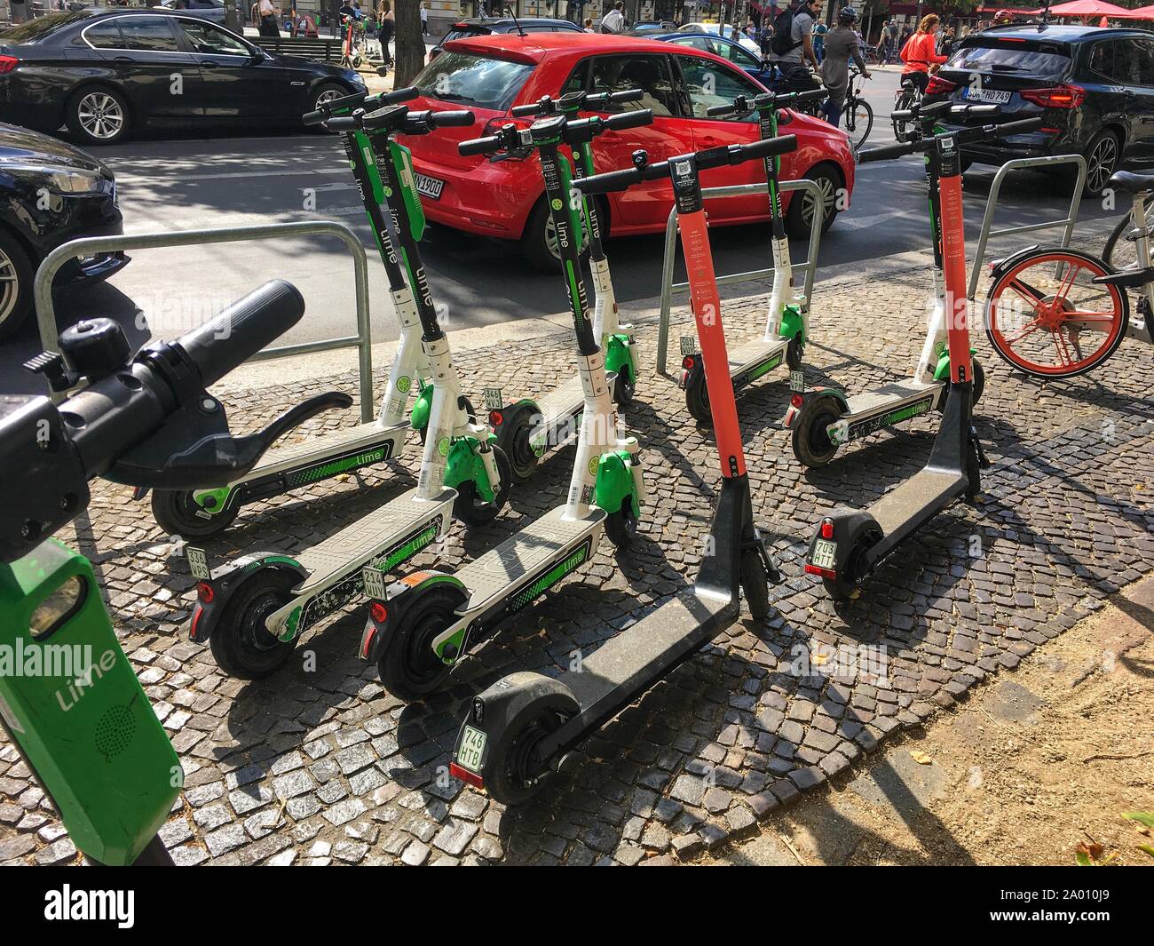 Berlín - Septiembre 08, 2019: Muchos E-scooters eléctricos de diferentes compañías compartir coche aparcado de forma caótica en una acera en Berlín, cerca de el salvado Foto de stock