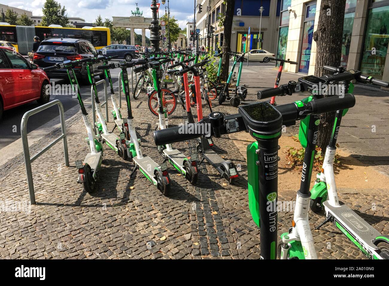 Berlín - Septiembre 08, 2019: Muchos E-scooters eléctricos de diferentes compañías compartir coche aparcado de forma caótica en una acera en Berlín, cerca de el salvado Foto de stock