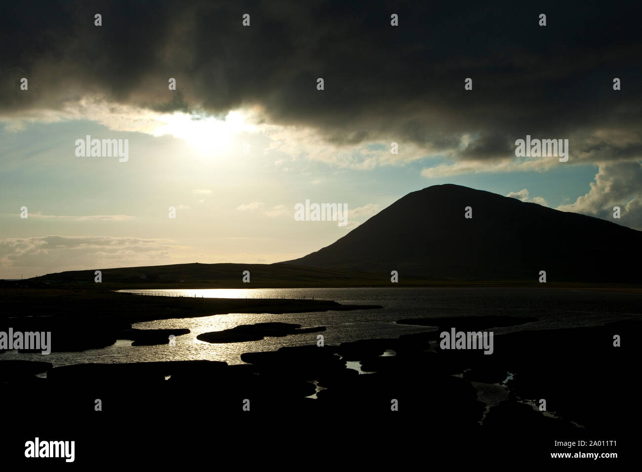 Prado litoral en Taobh Tuath (Ceapabhal Northton) y monte. En Taobh Machair Tuath (Northton) y Ceapabhal hill. Al sur de la isla de Harris. Outer Hebrides. Foto de stock