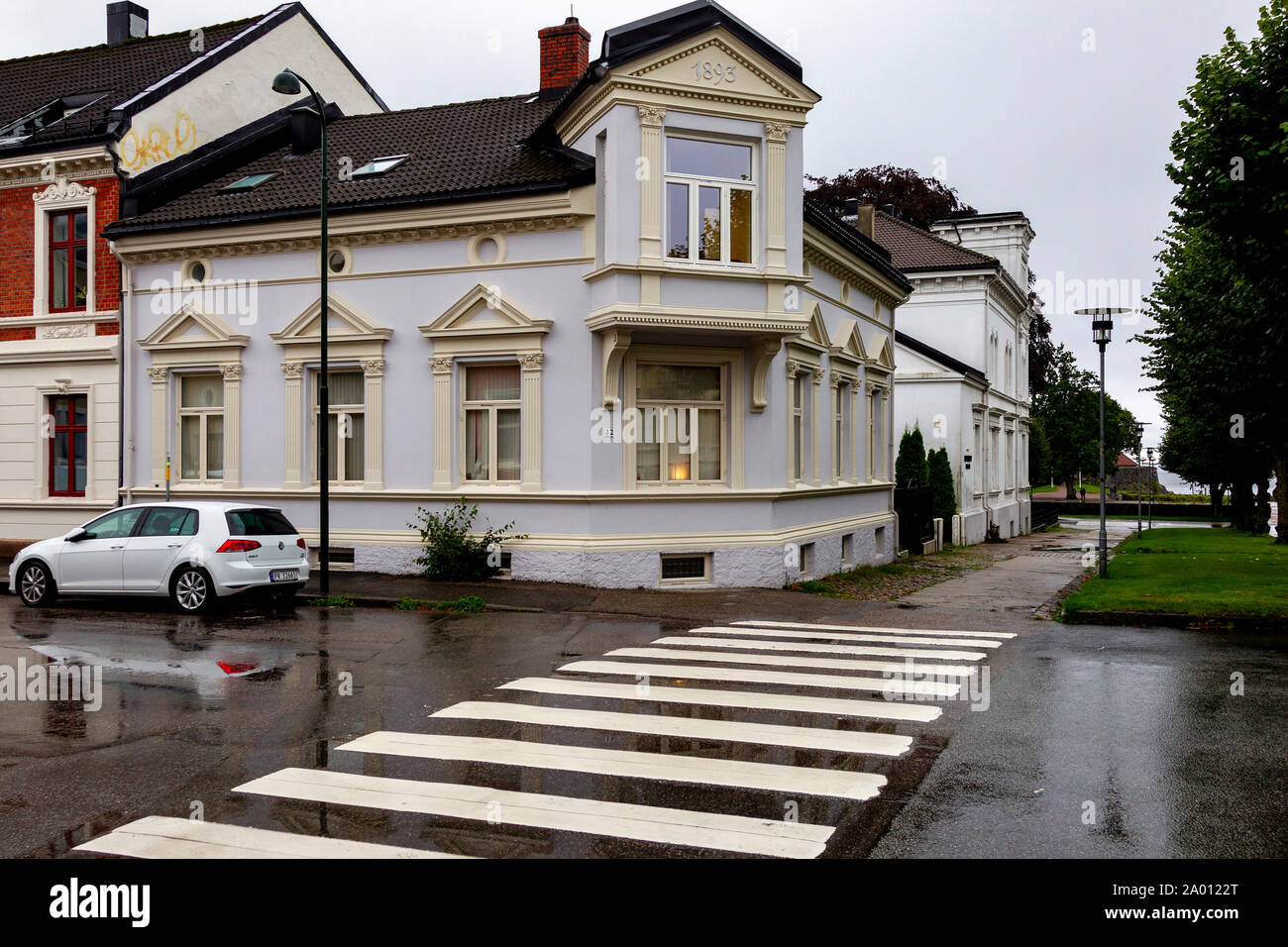 Calle con alojamiento en un día lluvioso en Kristiansand, Noruega. Foto de stock