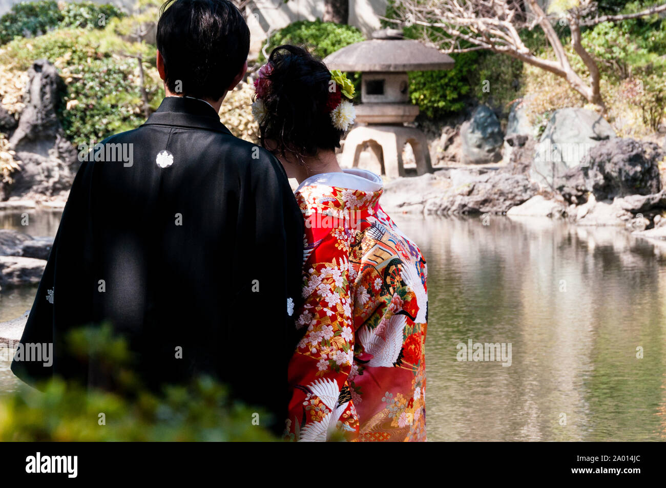Ropa de boda de estilo japonés tradicional en un jardín japonés en Japón Fotografía de stock -