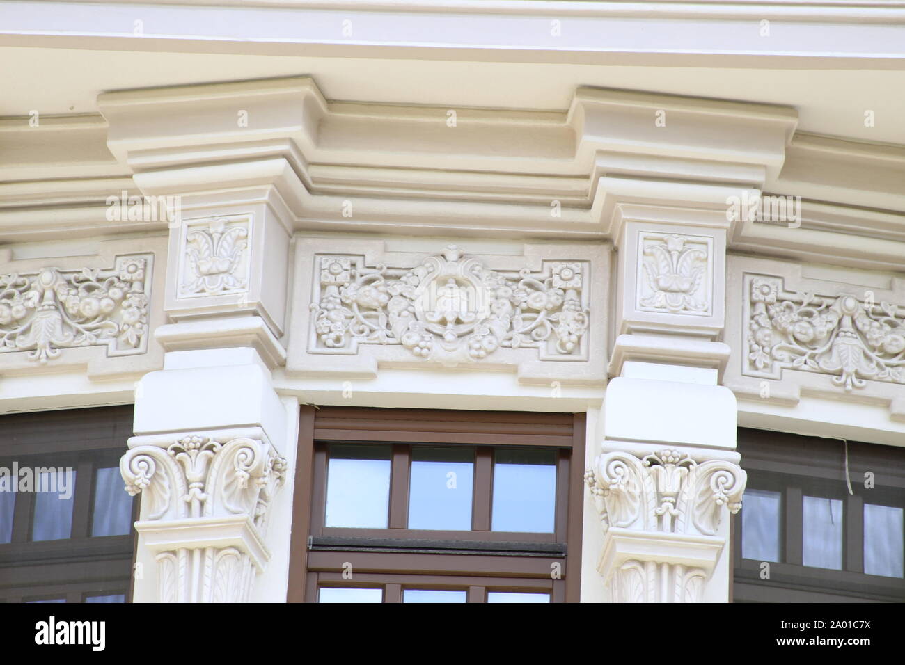 Las fachadas y las casas de la posguerra en Bucarest Foto de stock