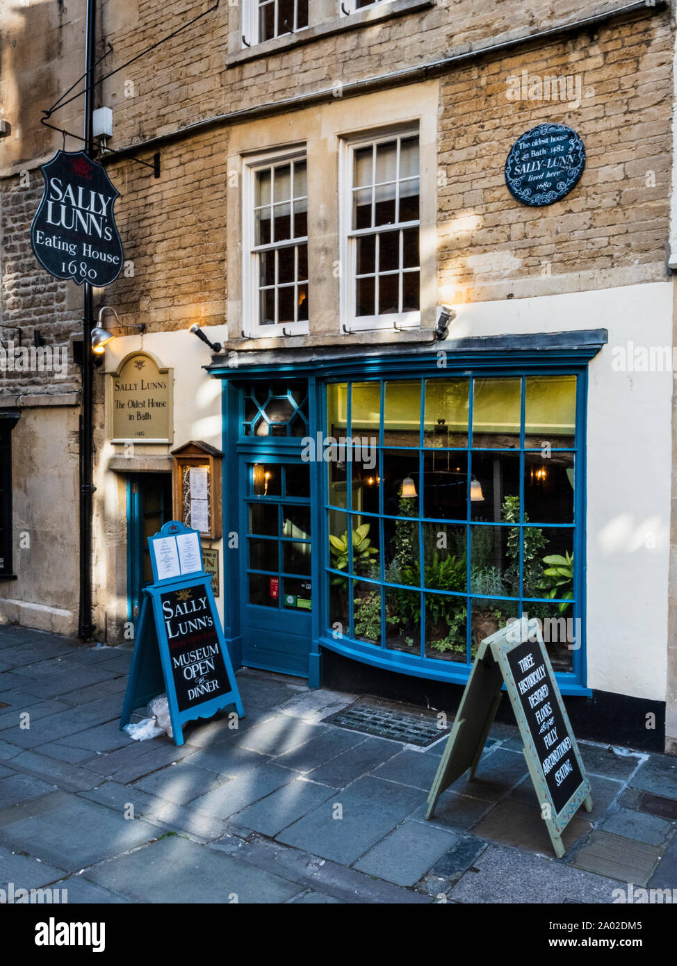 Sally Lunn's House para comer en la ciudad de Bath, sirviendo Sally Lunn Buns. La casa es considerada como una de las casas más antiguas que quedan en pie en el baño Foto de stock