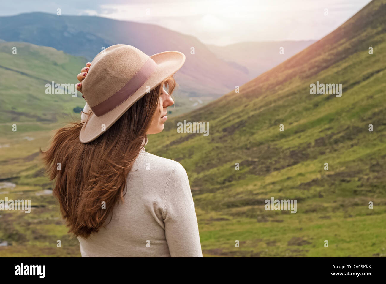 Yong mujer viajero en sombrero de fieltro de senderismo en las montañas.  Disfruta del momento Fotografía de stock - Alamy
