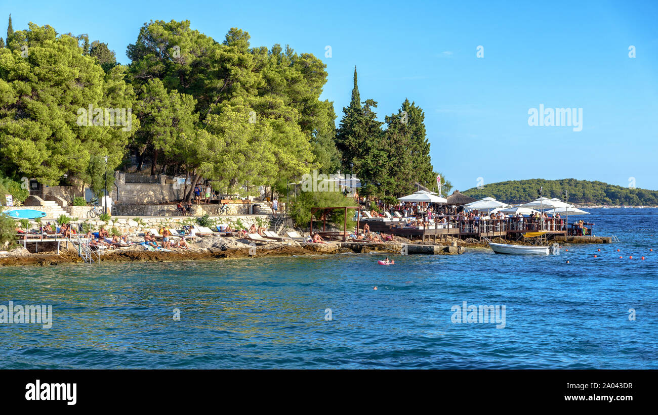 Hula Hula Beach Bar en Hvar, Croacia en hora dorada Fotografía de stock -  Alamy
