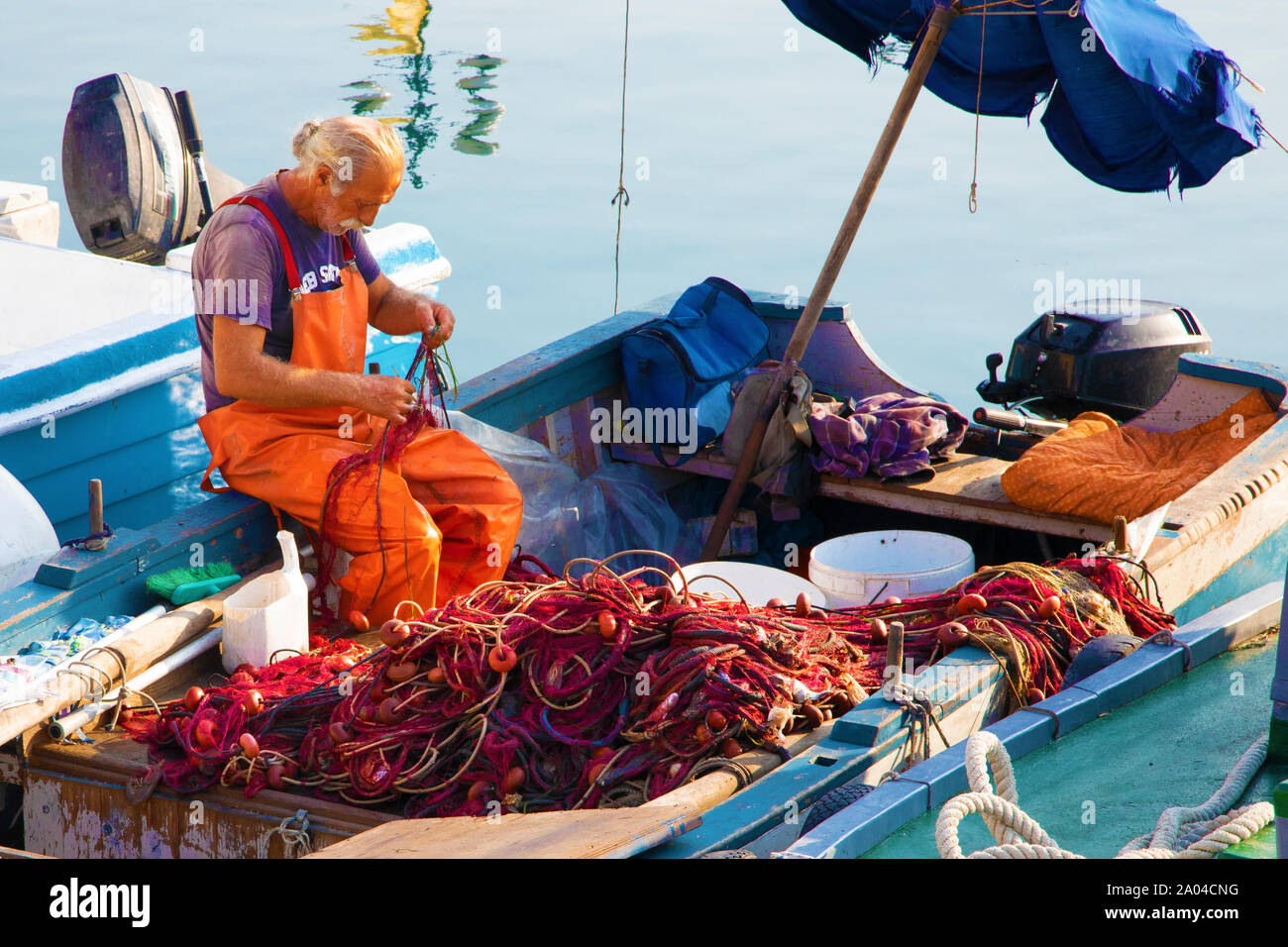 Reparando redes de pesca fotografías e imágenes de alta resolución - Alamy