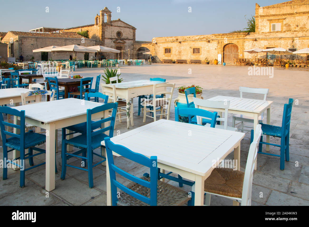 La plaza principal de la antigua aldea de pescadores Marzamemi, Sicilia Foto de stock