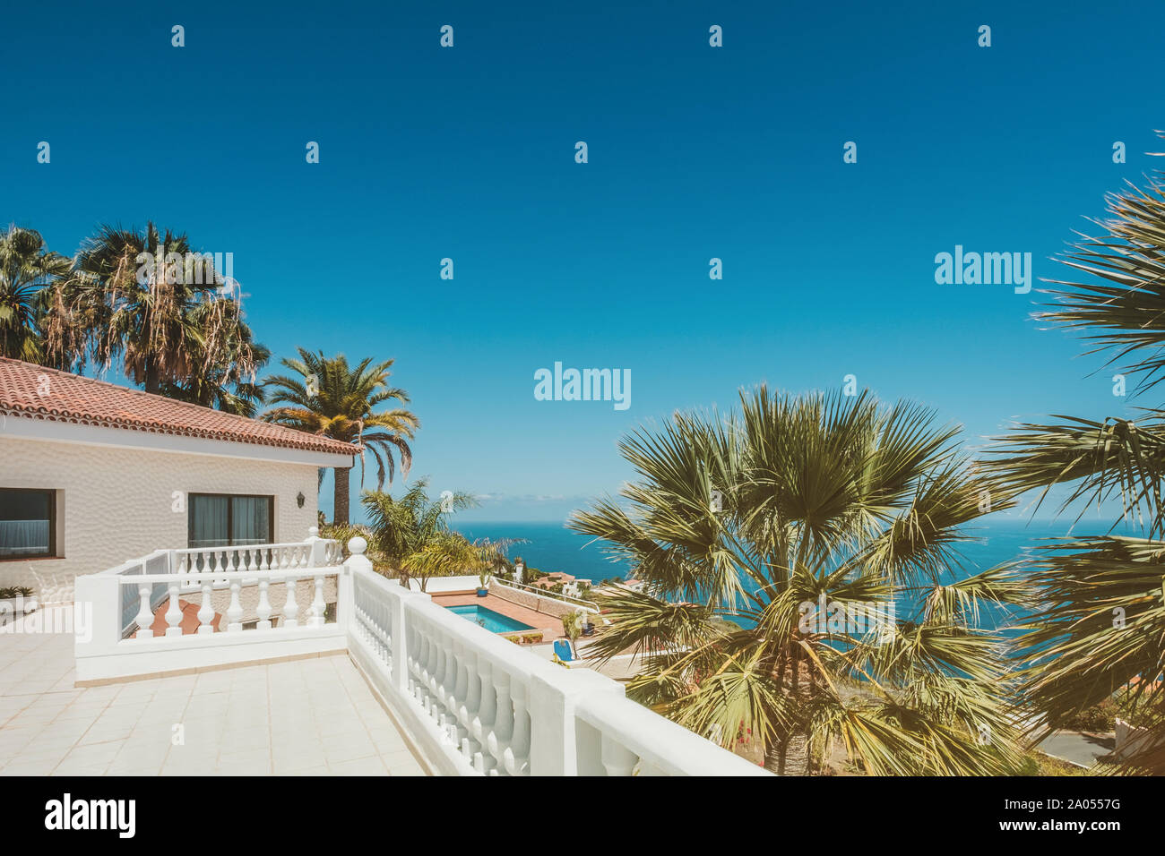 Casa con piscina, terraza y palmeras y vistas al mar Foto de stock