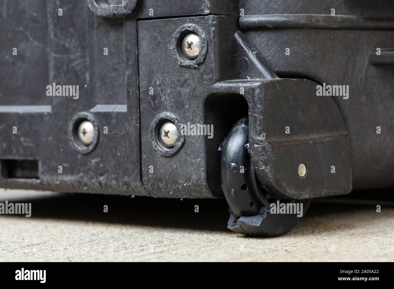 Cerrar agrietado roto dañado caducado arruinado desgarrado cojinete de  caucho caja rígida maleta equipaje necesario sustituir la rueda para reparar  o arreglar el problema Fotografía de stock - Alamy