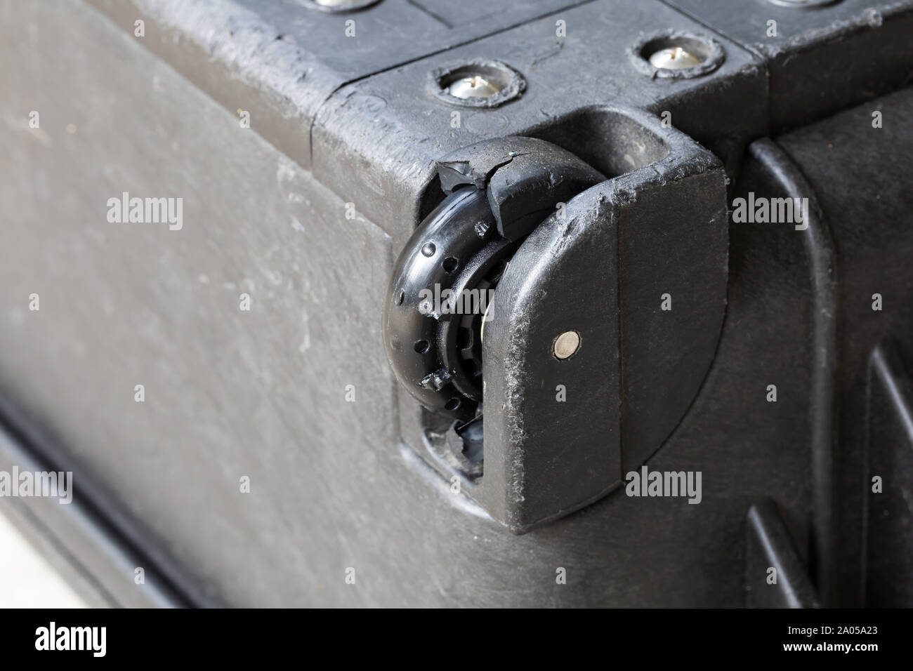 Cerrar agrietado roto dañado caducado arruinado desgarrado cojinete de  caucho caja rígida maleta equipaje necesario sustituir la rueda para reparar  o arreglar el problema Fotografía de stock - Alamy