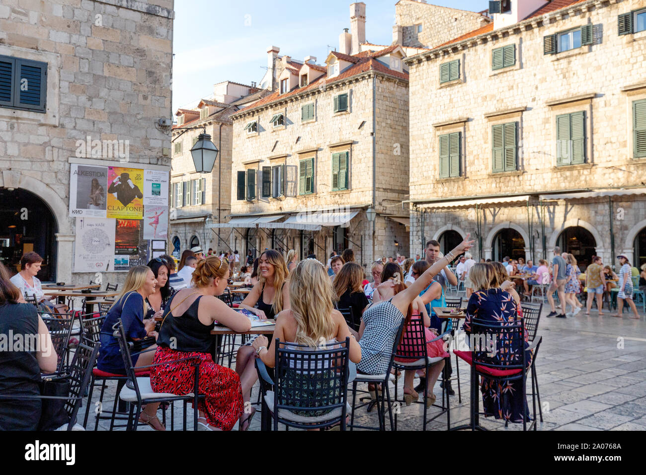 Los turistas de Dubrovnik - grupo de mujeres turistas de vacaciones en una cafetería en Stradun, la calle principal, el casco antiguo de Dubrovnik, Dubrovnik Croacia Europa Foto de stock