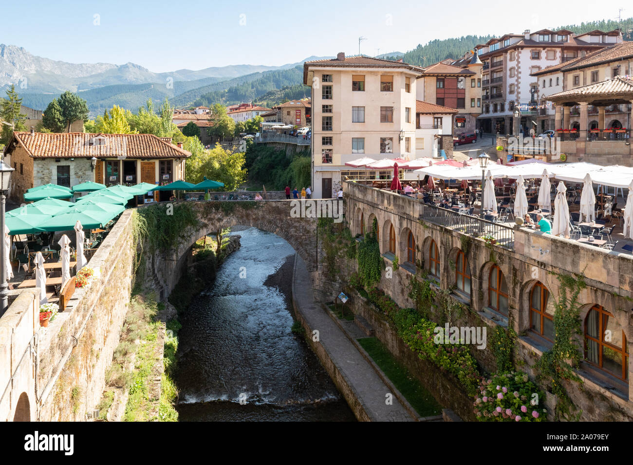 Potes de aldea o ciudad pequeña región de Liébana, Cantabria, España, Europa Foto de stock