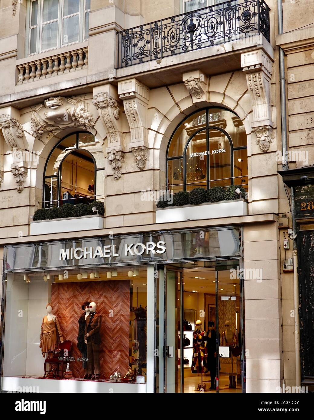 Fachada de tienda de Michael Kors en clásico edificio parisino en la rue Saint  Honoré, París, Francia Fotografía de stock - Alamy