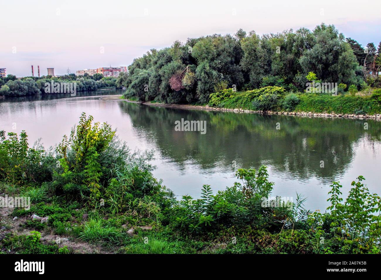 Imagen del río con sauces en ambas orillas de la ciudad de Arad, Rumania Foto de stock