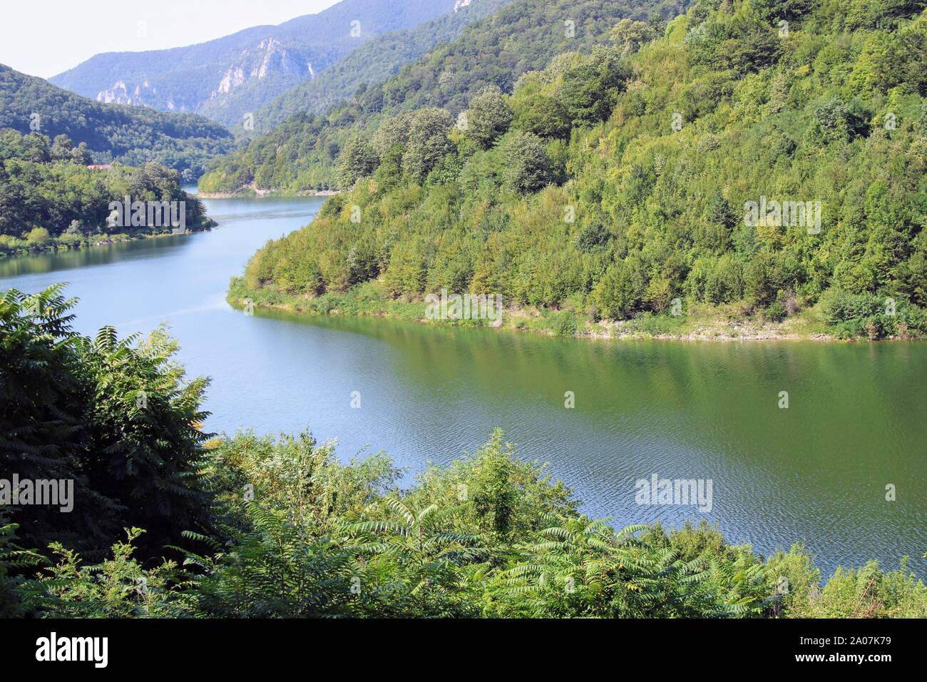 Hermosa vista del río Danubio desde el barco en Rumania Foto de stock