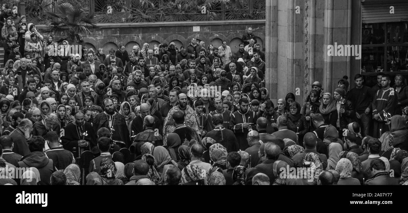 Una fotografía en blanco y negro de personas que asisten a un evento religioso, en Tbilisi. Foto de stock