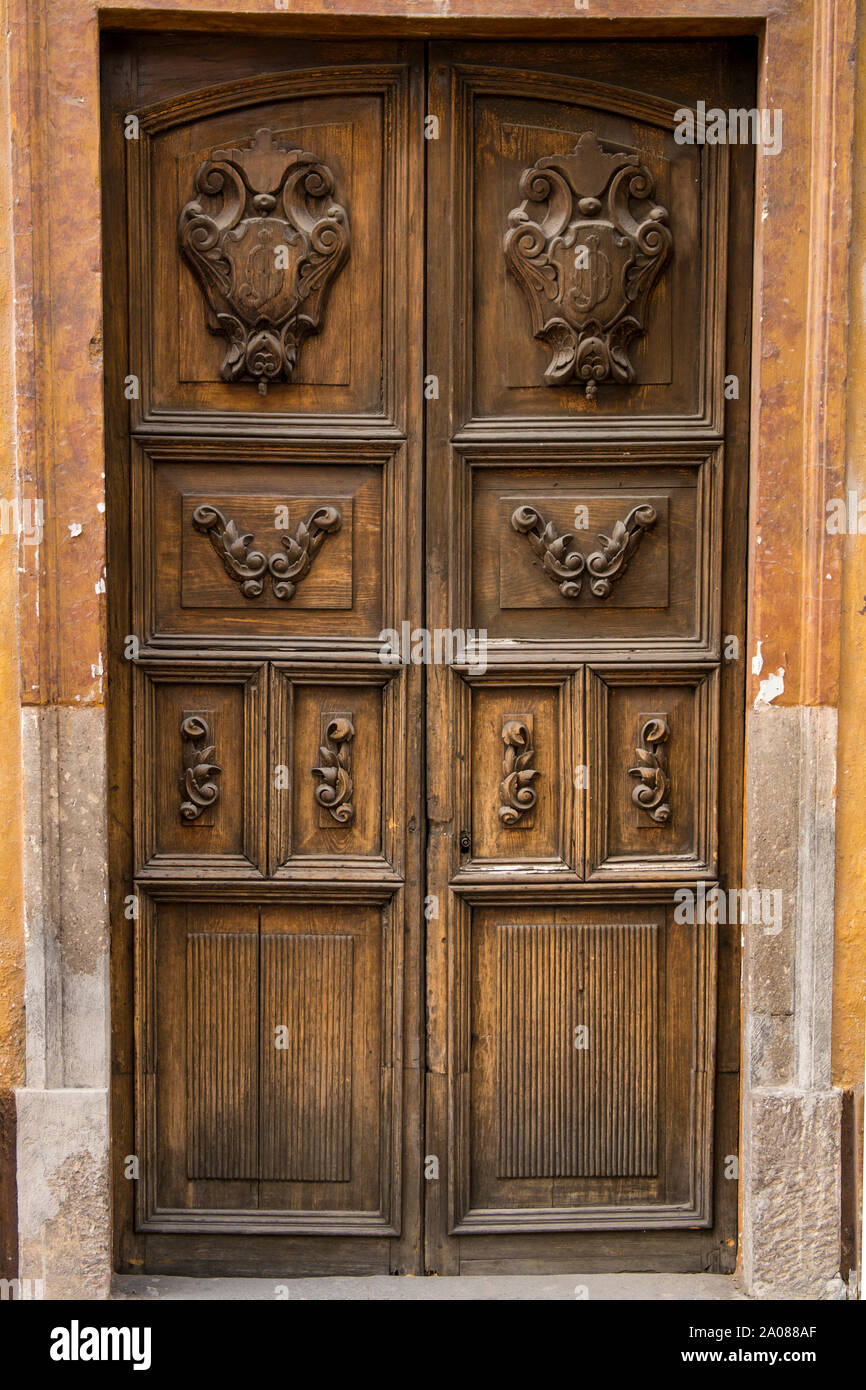 Puerta de madera tallada y ornamentada en Tlaquepaque, cerca de  Guadalajara, Jalisco, México Fotografía de stock - Alamy