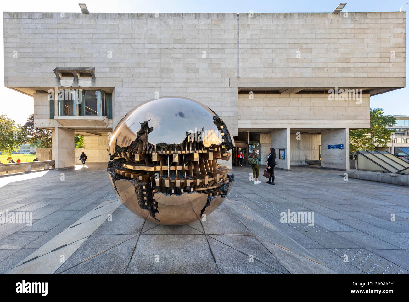 La esfera dentro de esfera (una escultura) en el Trinity College de Dublín, Irlanda. Foto de stock