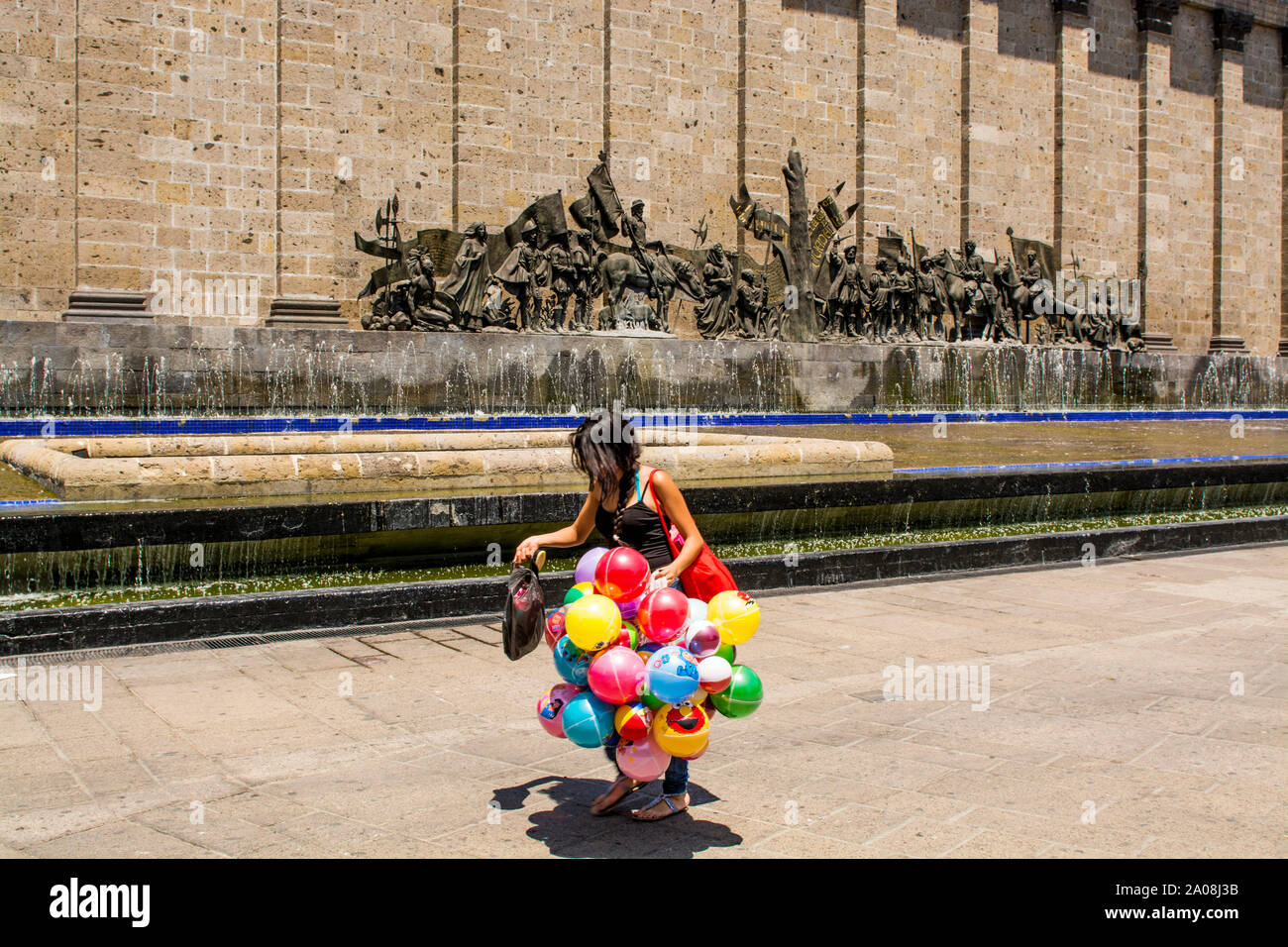 Vendedor de globos en la escultura fundacional de la Ciudad en la pared  trasera del Teatro Degollado, Centro Histórico, Guadalajara, Jalisco,  México Fotografía de stock - Alamy