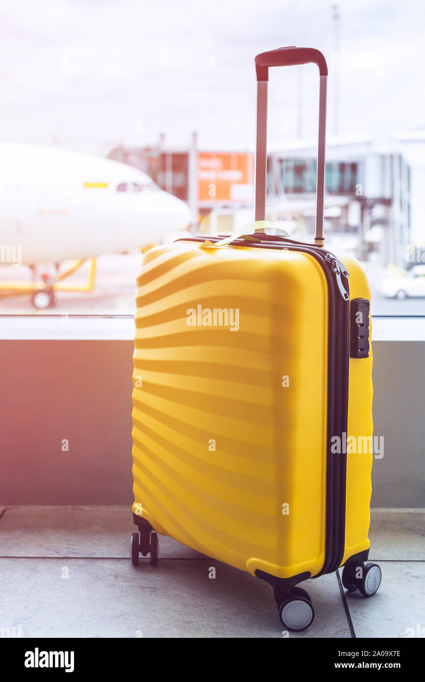 El luminoso y elegante cabina tamaño maleta en el aeropuerto, en el  concepto de vacaciones. Viajar con poco equipaje Fotografía de stock - Alamy