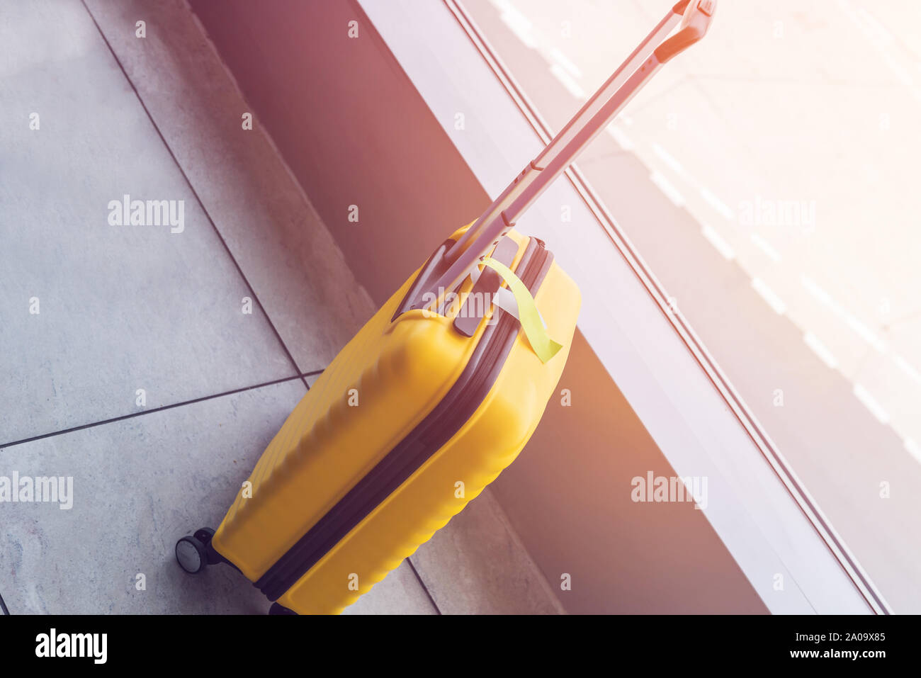 El luminoso y elegante cabina tamaño maleta en el aeropuerto, en el  concepto de vacaciones. Viajar con poco equipaje Fotografía de stock - Alamy