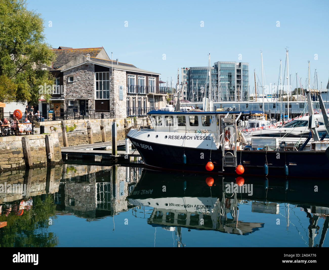 Asociación de Biología Marina del buque de investigación 'Sepia' en Sutton Harbour, Plymouth, Reino Unido Foto de stock