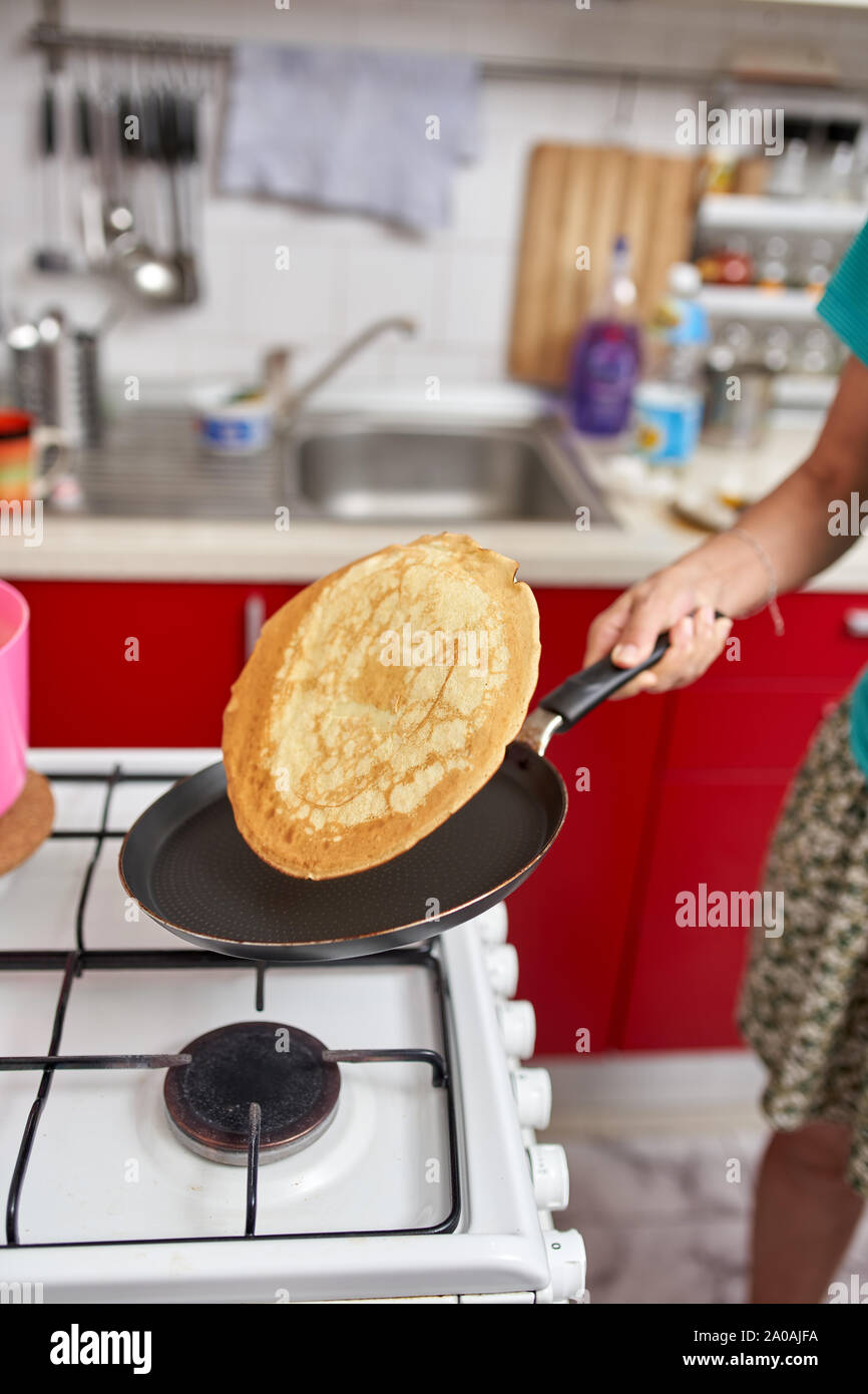 Paso a paso pancakes voltear el pancake con la sartén para cocinar en el  otro lado Fotografía de stock - Alamy