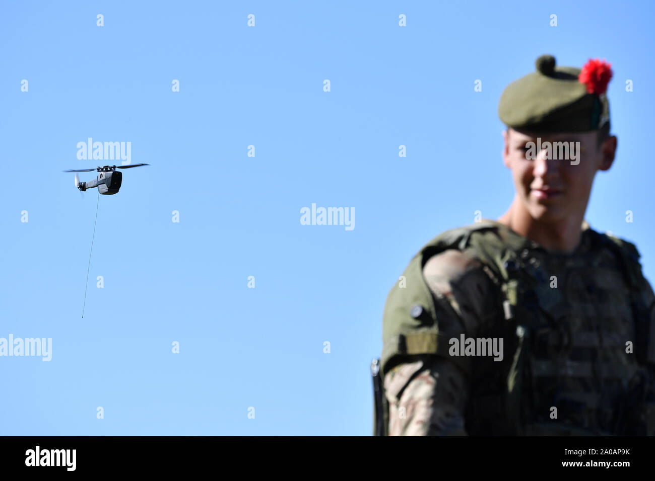 El Primer Ministro Boris Johnson (no se muestra) se muestra un Black Hornet  nano drone durante una reunión con el personal militar en el área de  capacitación de la llanura de Salisbury,
