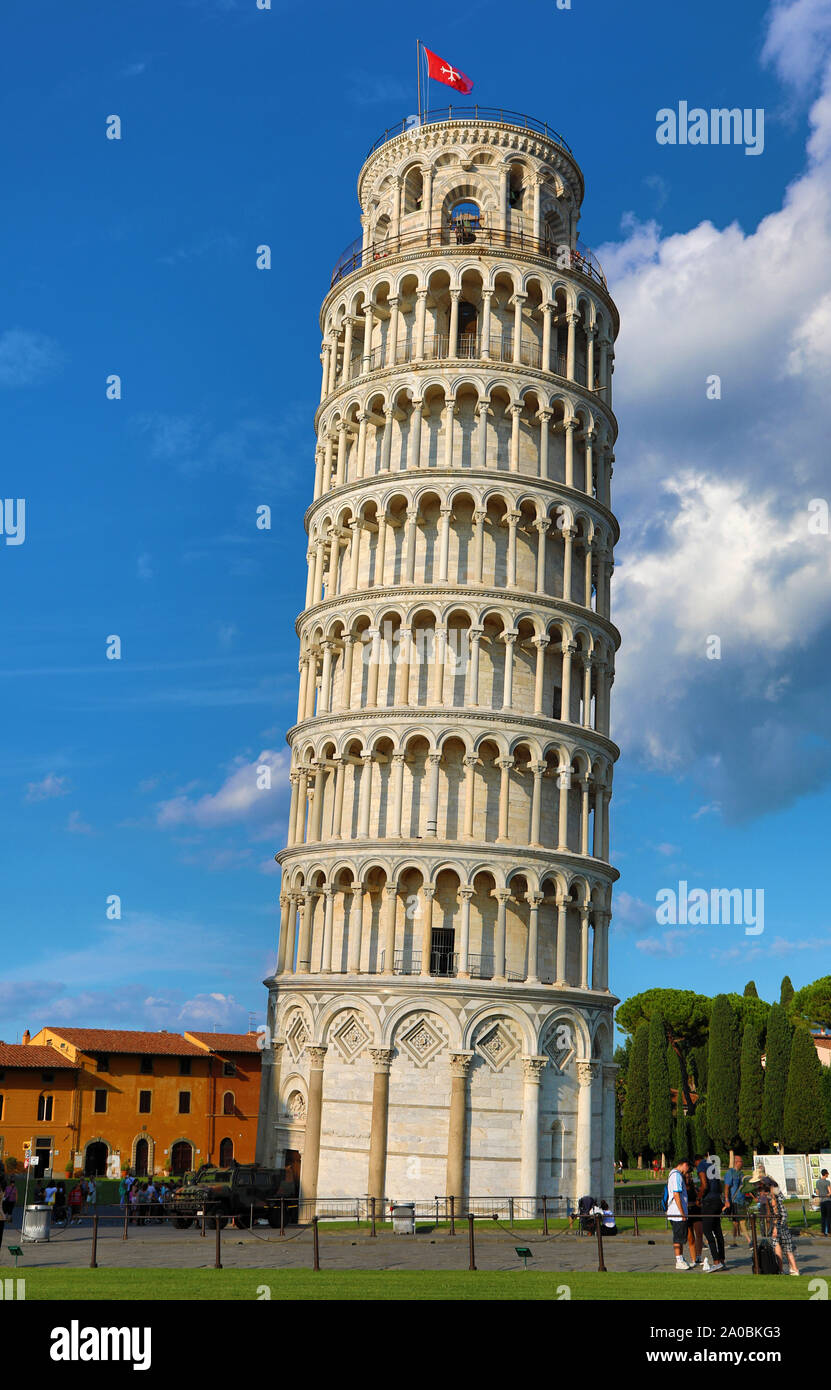 La Torre Inclinada de Pisa, campanario, la Piazza dei Miracoli, en Pisa, Italia Foto de stock