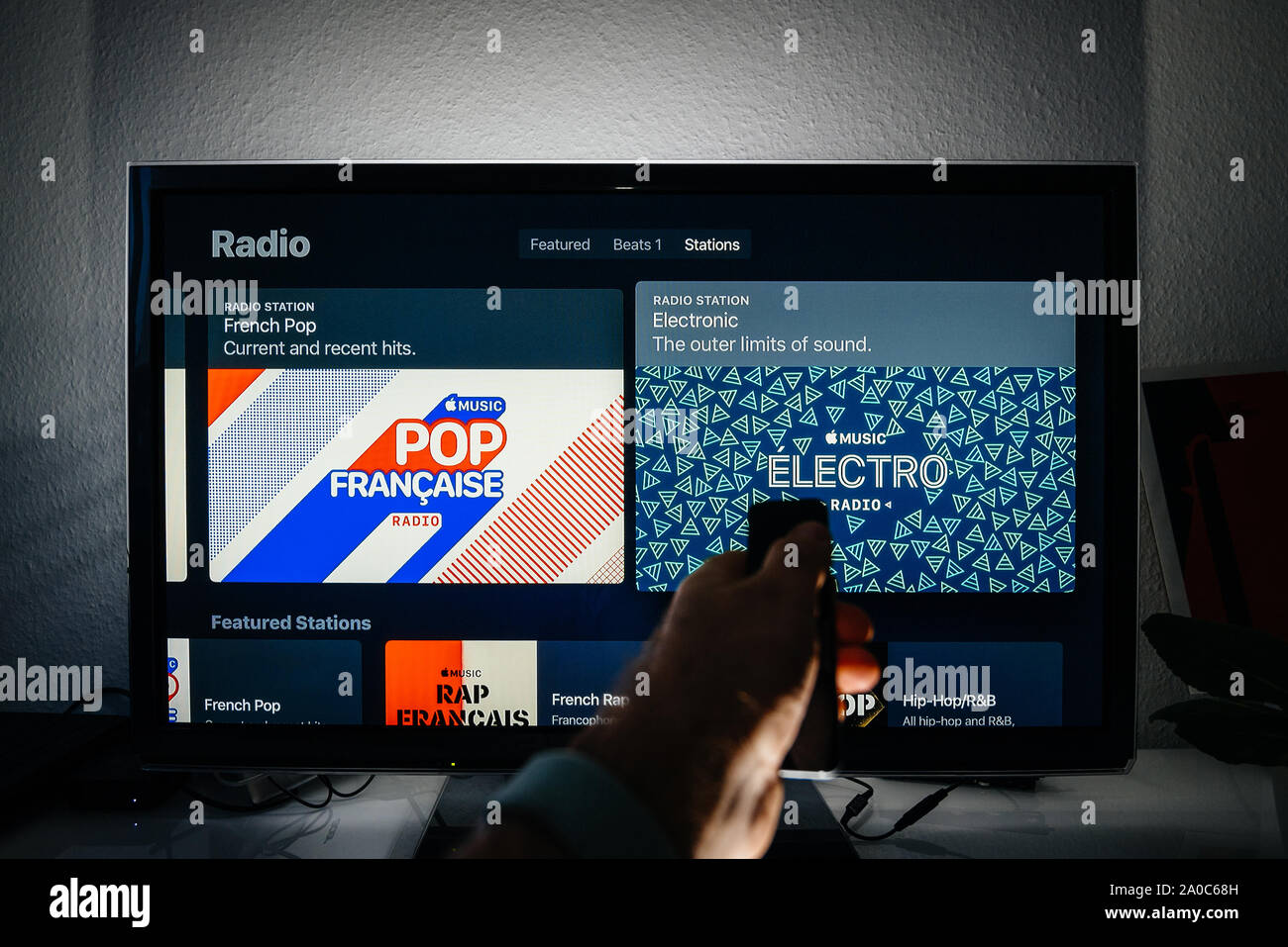 París, Francia - Circa 2019: Apple TV menu en Panasonic Plasma tv salón con  top 100 charts