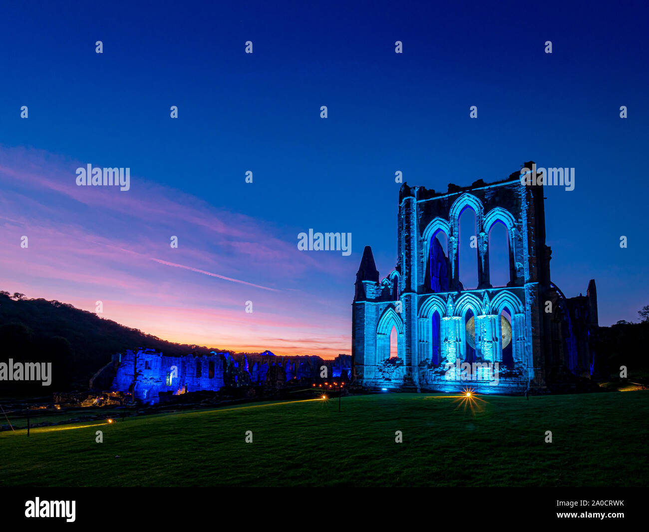 Iluminar RIEVAULX evento en Rievaulx Abbey, North Yorkshire, Reino Unido. Con el Museo de la Luna, por Luke Jerram. Foto de stock