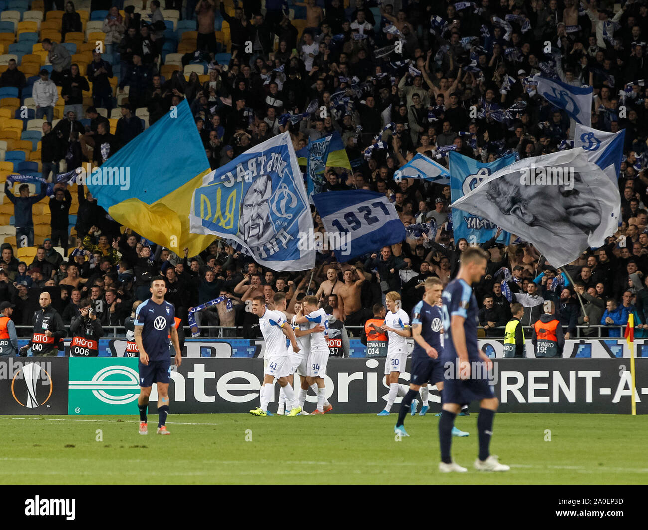 Kiev, Ucrania. 19 Sep, 2019. Vitaliy Buyalskiy de Dynamo Kyiv (C) celebra tras marcar un gol con sus compañeros en 2019/2020, durante la fase de grupos de la UEFA Europa League partido de fútbol el día 1 juego, entre sueco Malmö FF y FC Dynamo Kyiv de Ucrania, en el estadio Olimpiyskiy NSC. (Puntuación Final: Dynamo Kyiv 1-0 Malmö FF) Credit: Sopa de imágenes limitado/Alamy Live News Foto de stock