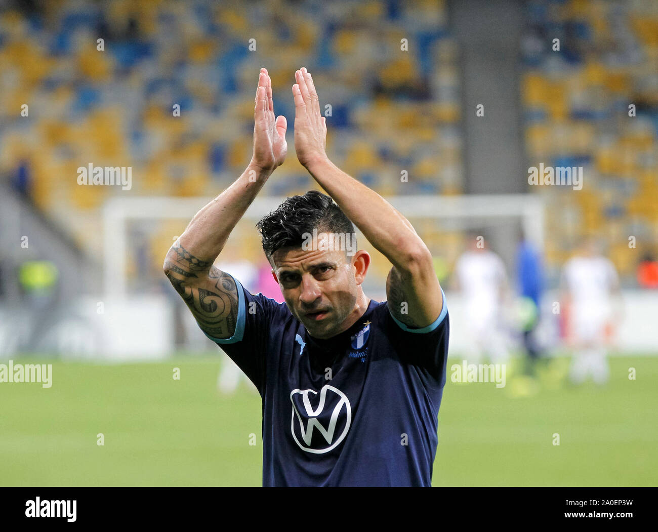 Kiev, Ucrania. 19 Sep, 2019. Behrang Safari de Malmö FF aplaudiendo ventiladores en 2019/2020 después de la fase de grupos de la UEFA Europa League partido de fútbol el día 1 juego, entre sueco Malmö FF y FC Dynamo Kyiv de Ucrania, en el estadio Olimpiyskiy NSC. (Puntuación Final: Dynamo Kyiv 1-0 Malmö FF) Credit: Sopa de imágenes limitado/Alamy Live News Foto de stock