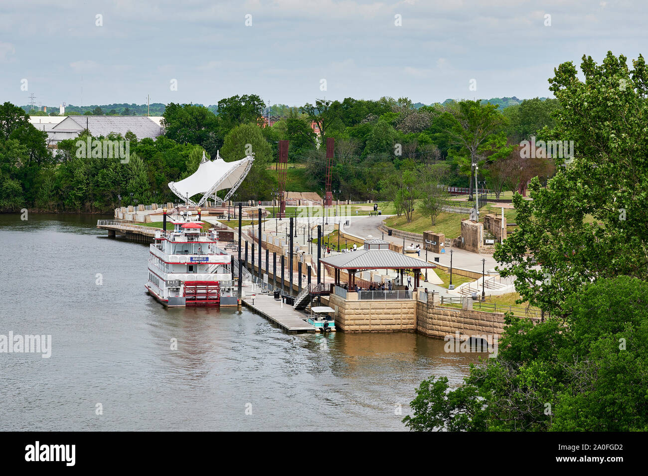 Riverfront Park en el centro de la ciudad de Montgomery, Alabama con los Harriott II riverboat acoplada en el río Alabama. Foto de stock