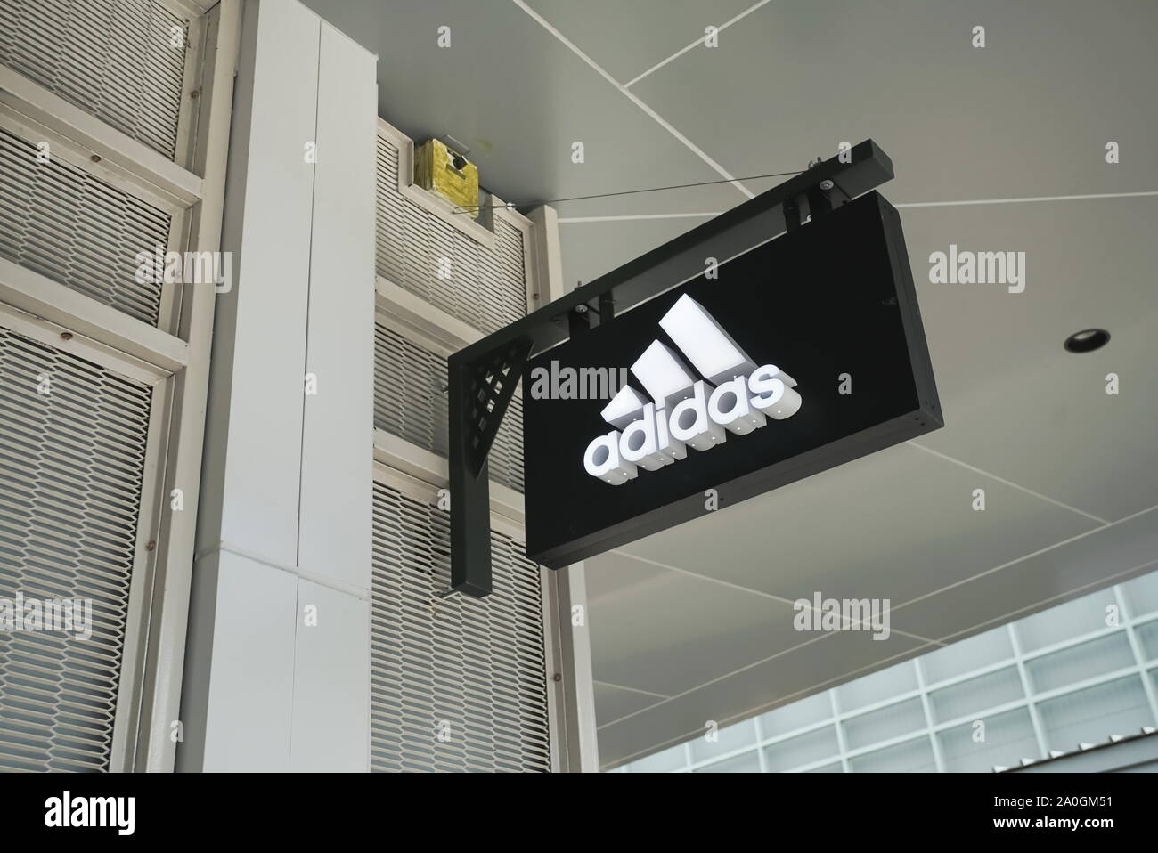 Adidas outlet store fotografías e imágenes alta resolución - Alamy