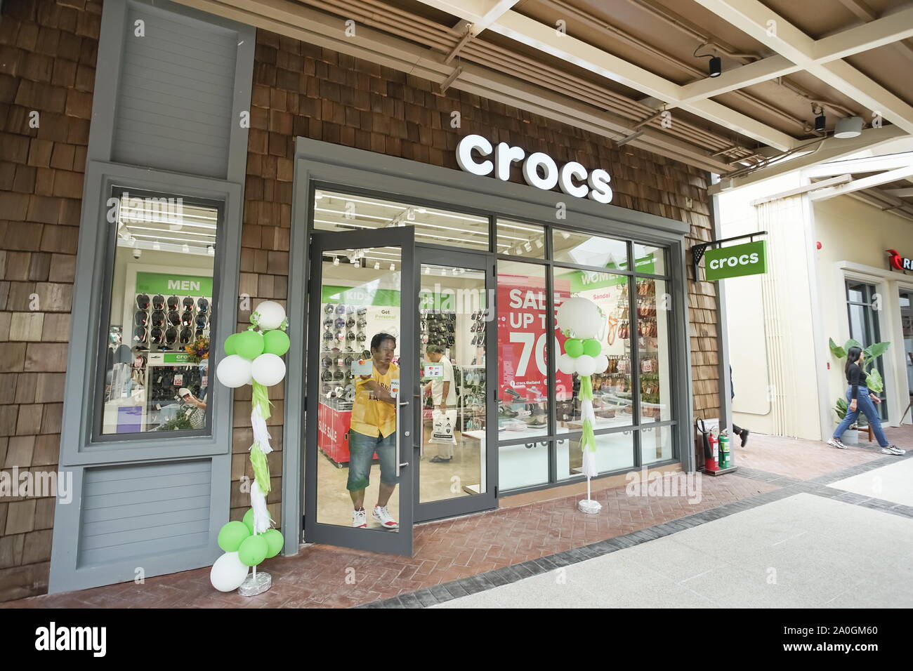 Samut Prakan, Tailandia - Septiembre 06, 2019: CROCS tienda en el nuevo  centro comercial llamado Poblado Central Fotografía de stock - Alamy