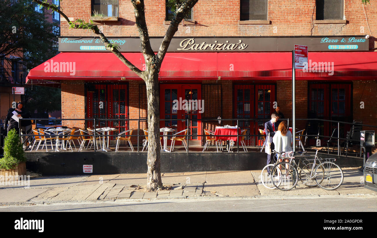 Patrizia's of Williamsburg, 35 Broadway, Brooklyn, NY. Escaparate exterior de un restaurante italiano en el barrio de Williamsburg. Foto de stock