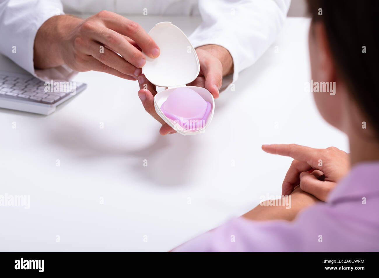 Ginecólogo Mujer Consultoría sobre el diafragma anticonceptivo y método de control de la natalidad Foto de stock