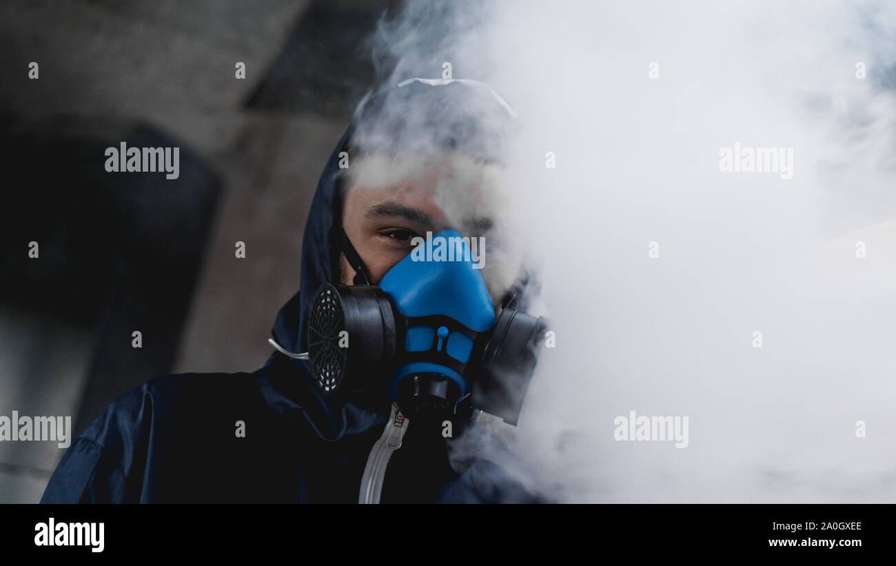 Protección respirador de media máscara para gases tóxicos.El hombre se  preparan para la protección contra el desgaste la contaminación del aire en  la industria química. Humo Fotografía de stock - Alamy