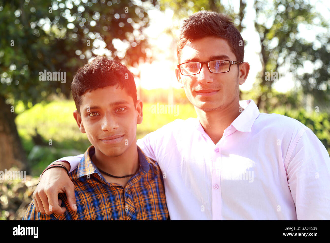 Dos verdaderos hermanos adolescentes retrato permanente Foto de stock