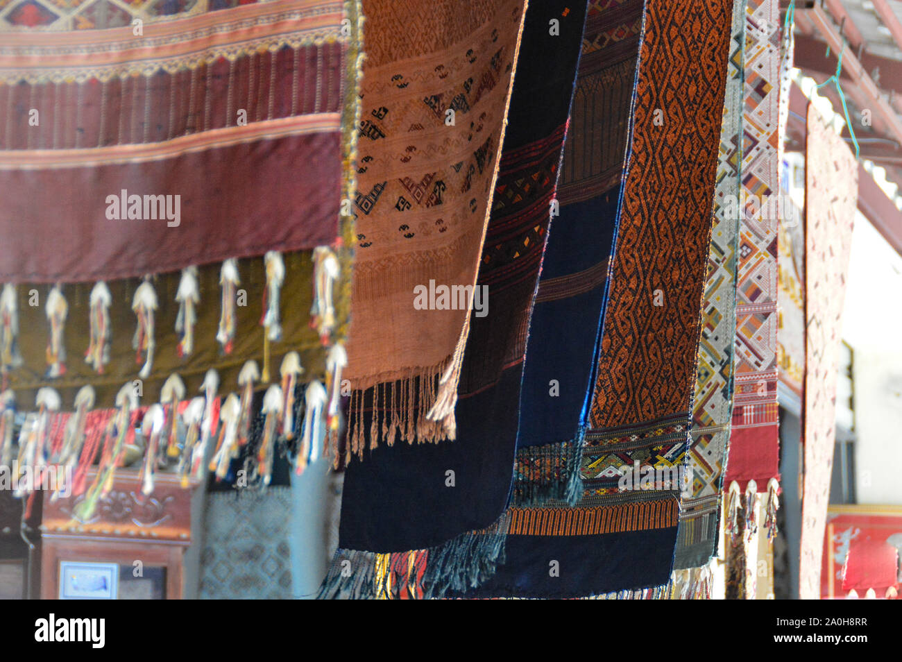 Las tradicionales Silas Laosianas tejidas a mano se venden como recuerdos populares en el mercado nocturno de Luang Prabang, Laos Foto de stock